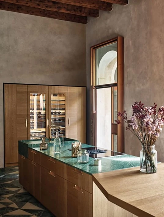 Фрагмент кухни Cesar с деревянной отделкой