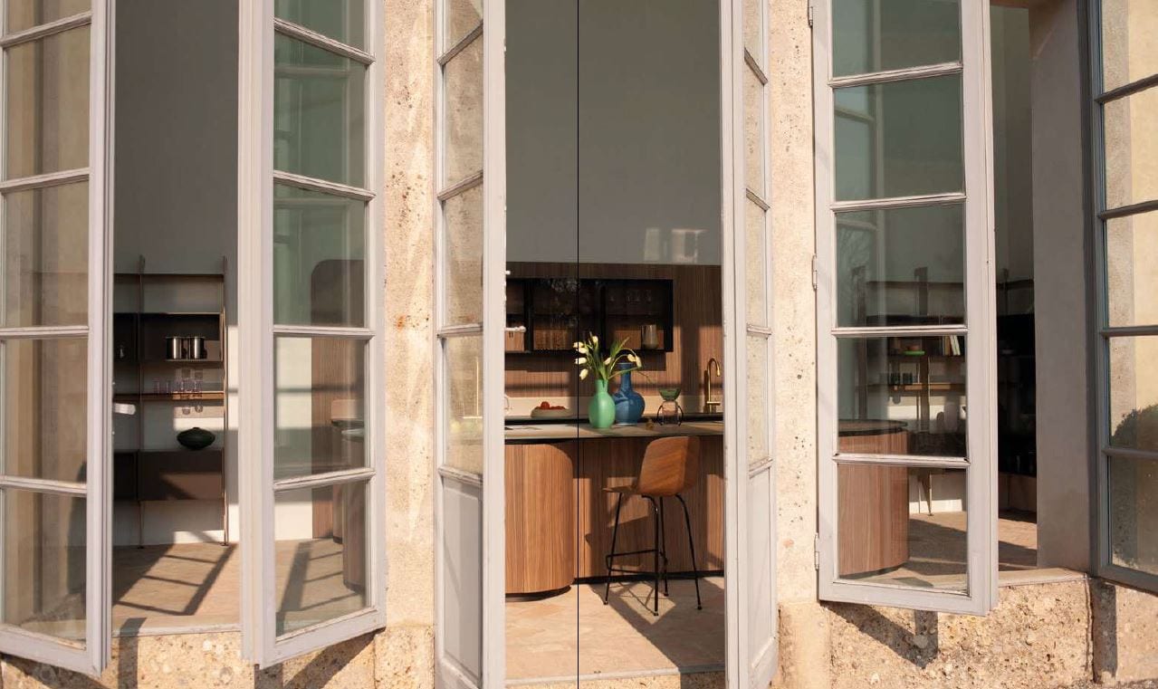 Кухня Tangram с плавным изогнутым островом