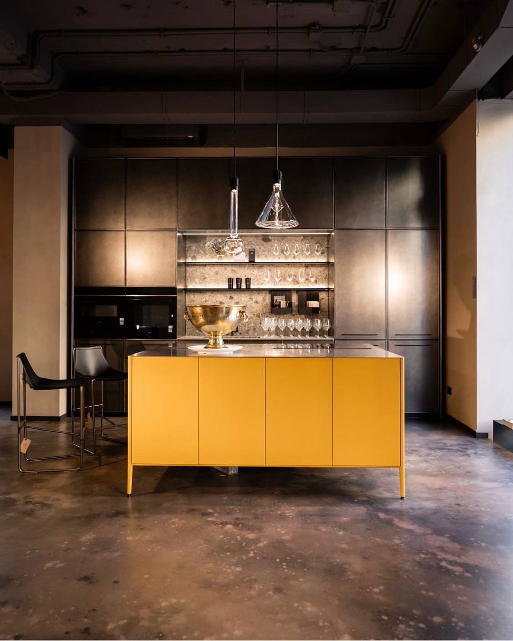 Unit — кухня в интерьере с тёплыми материалами